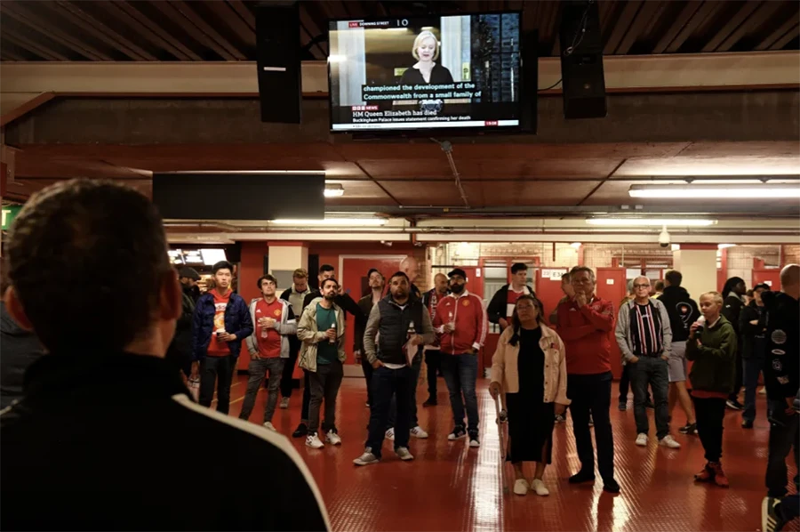 Người hâm mộ nghe thông tin về việc Nữ hoàng Anh qua đời trên truyền hình. ẢNH: SUN SPORTS