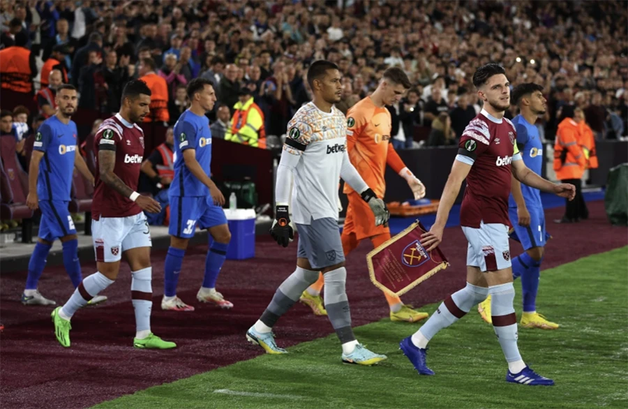 Các cầu thủ West Ham đeo băng đen vào sân. ẢNH: SUN SPORTS