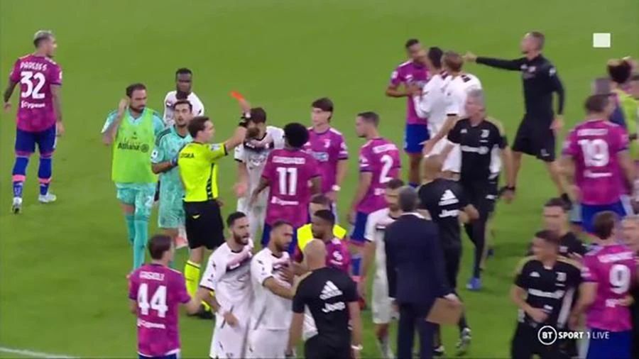 ... và trọng tài phải rút đến 4 chiếc thẻ đỏ trong những phút bù giờ. ẢNH: GETTY