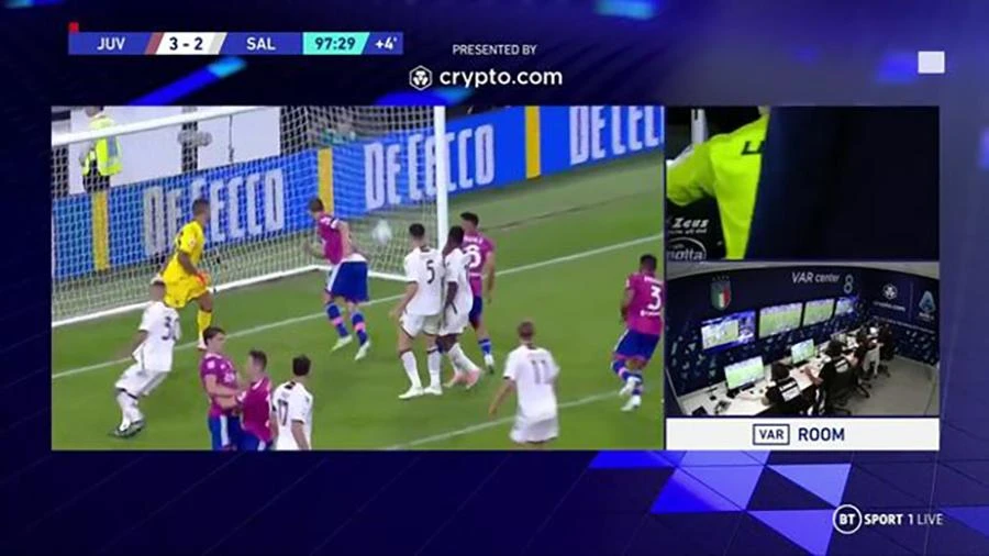 Tình huống việt vị đầy tranh cãi của Bonucci. ẢNH: BT SPORTS