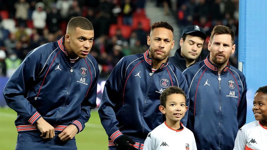 Messi phải đứng ra giải quyết mâu thuẫn giữa Neymar và Mbappe. ẢNH: GETTY