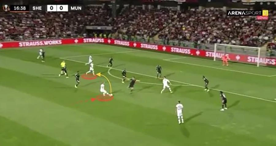 7 cầu thủ MU chạm bóng 12 lần trước khi Sancho ghi bàn mở tỉ số vào lưới Sheriff. ẢNH: MIRROR