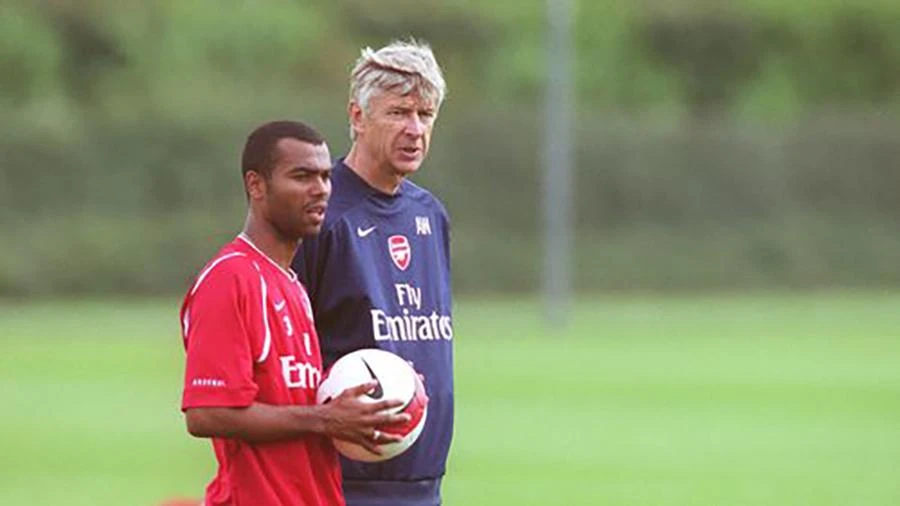 Ashley Cole là cầu thủ trưởng thành từ lò đào tạo của Arsenal và được HLV Arsene Wenger 'đưa ra ánh sáng'. ẢNH: GETTY