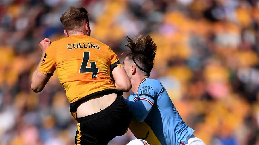 Collins đạp thẳng vào người Grealish và nhận thẻ đỏ. ẢNH: GETTY