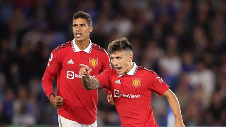 Ten Hag công khai khẳng định Varane và Martinez là cặp trung vệ số 1 ở Man Utd. ẢNH: GETTY