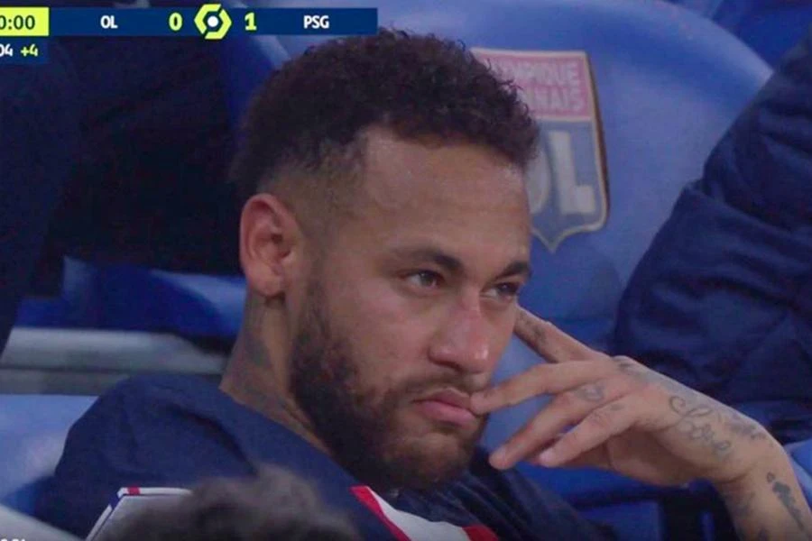 Sau khi bị thay ra nghỉ, Neymar đỏ bừng mặt ngồi trong khu vực kỹ thuật của PSG. ẢNH: PSG
