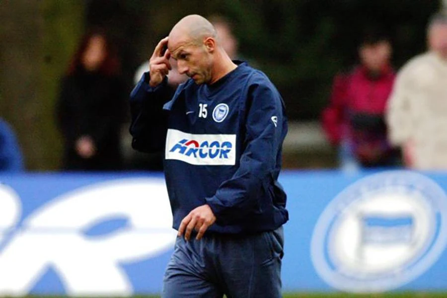 Giuseppe Reina trở thành trò cười vì bị CLB lách luật. ẢNH: MIRROR