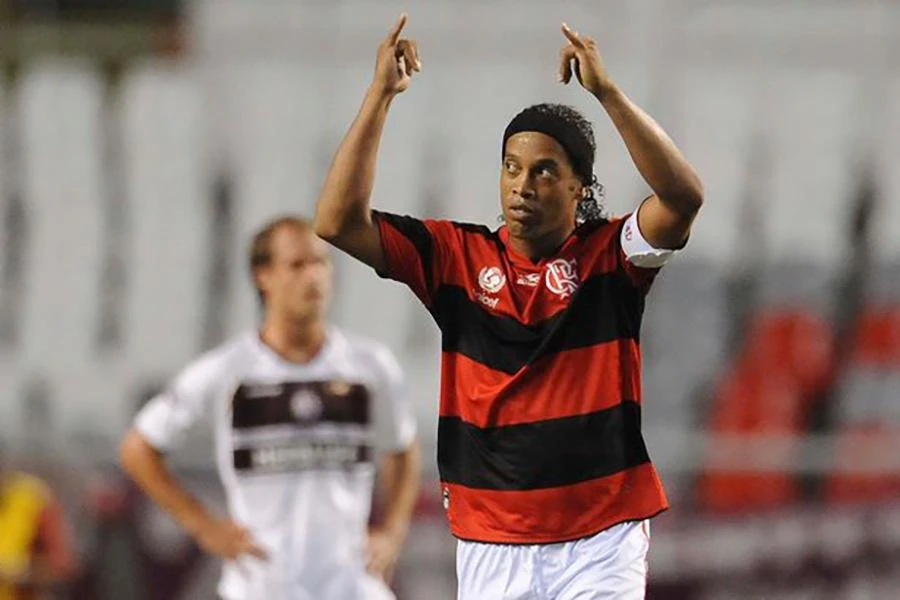 Ronaldinho ký hợp đồng với Flamengo năm 2011. ẢNH: GETTY