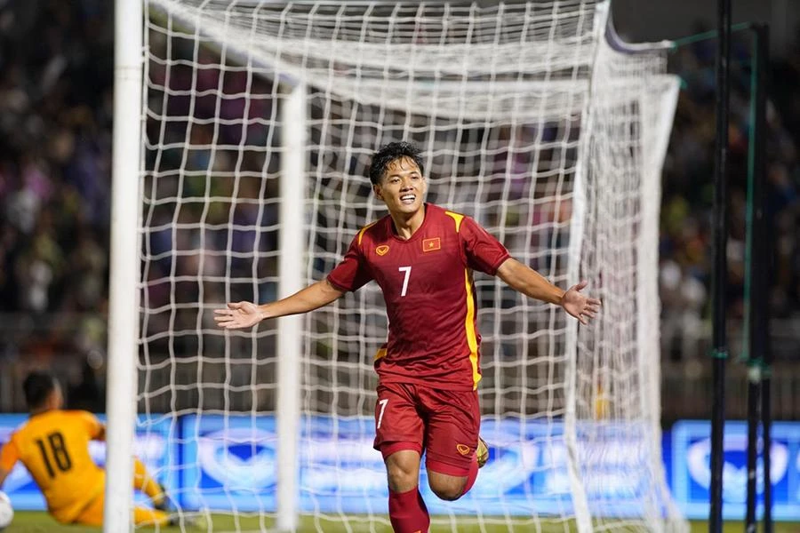 Thanh Nhân ghi bàn và ăn mừng bàn thắng nâng tỉ số lên 2-0 cho Việt Nam. ẢNH: ANH PHƯƠNG