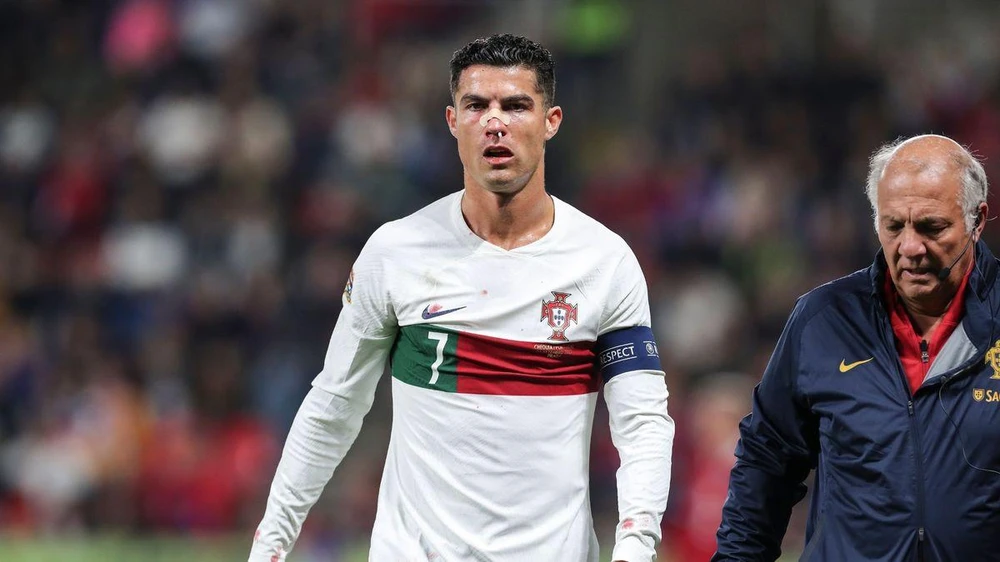 Sau khi được chăm sóc, Ronaldo vẫn có thể thi đấu đến hết trận. ẢNH: EPA
