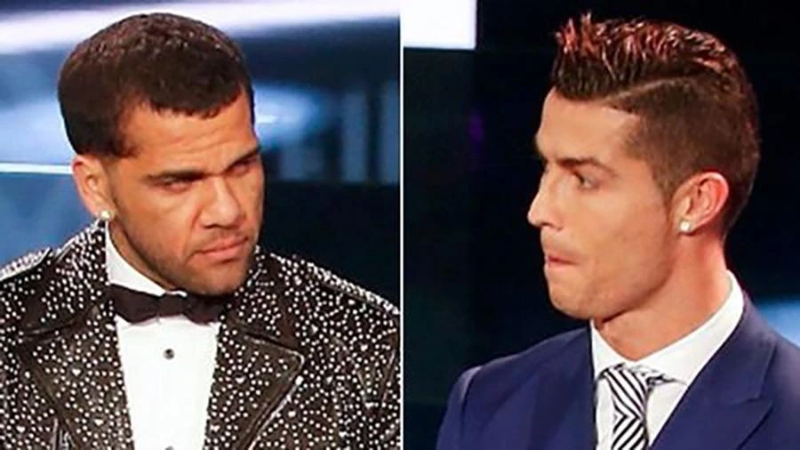 Màn xô xát giữa Alves và Ronaldo đã thể hiện rõ ràng sự kình địch giữa Barcelona và Real Madrid. ẢNH: MIRROR