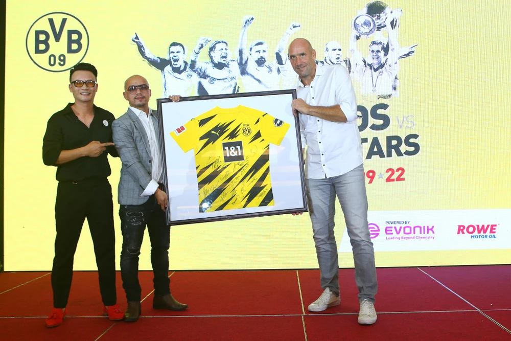 Tiền đạo cao kều Jan Koller (phải) trong buổi đấu giá. ẢNH: VFF Tiền đạo cao kều Jan Koller (phải) trong buổi đấu giá. ẢNH: VFF