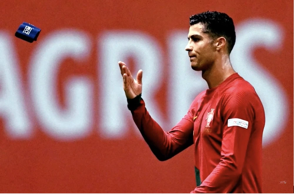 Ronaldo lại ném băng đội trưởng của mình. Ảnh: Chụp màn hình
