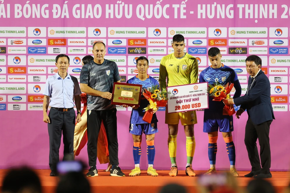 HLV Stimac và tuyển Ấn Độ nhận giải nhì. ẢNH: ANH PHƯƠNG