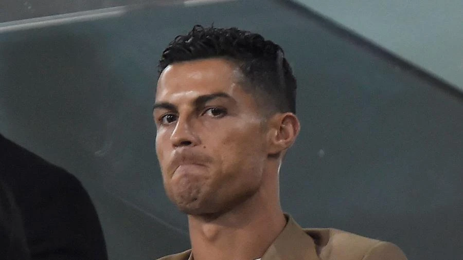 CĐV Bồ Đào Nha xem Ronaldo là gánh nặng của đội tuyển. ẢNH: MIRROR