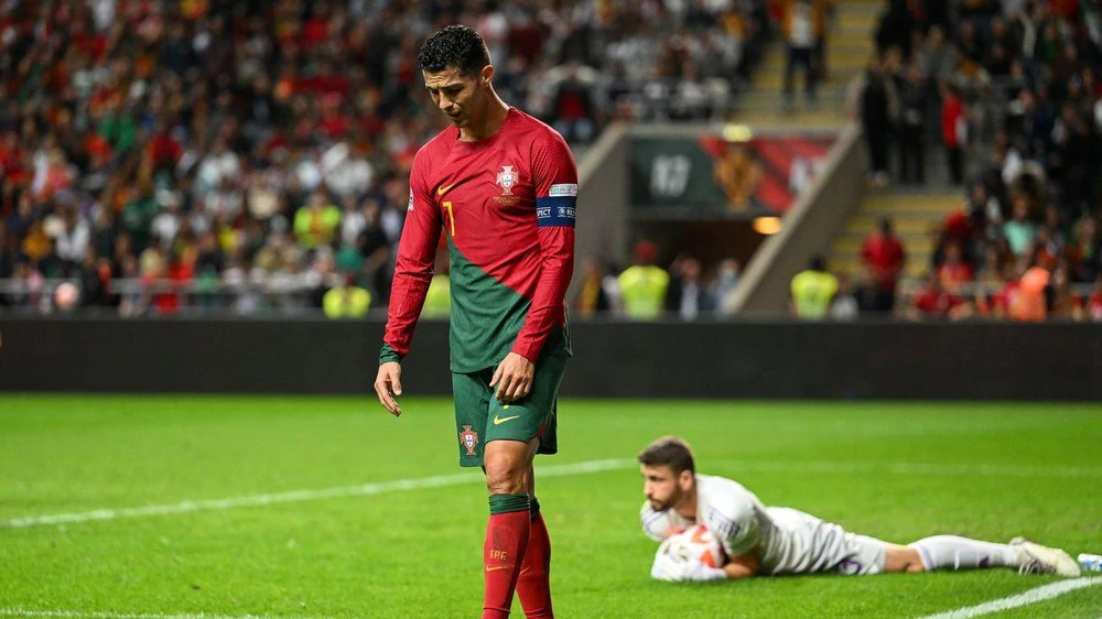 Ronaldo thất vọng sau tình huống bỏ lỡ cơ hội trong trận thua Tây Ban Nha. ẢNH: GETTY