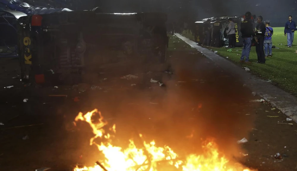 Tình hình càng ngày càng khó kiểm soát, đặc biệt là khu vực khán đài khiến cảnh sát phải vào cuộc. ẢNH: BOLA