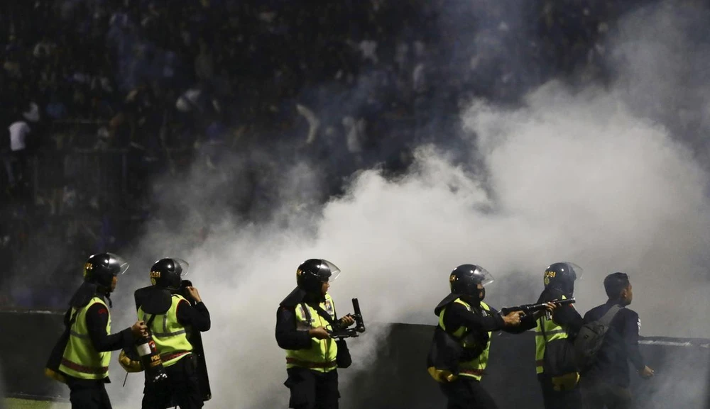 Lực lượng an ninh đã dùng biện pháp bắn hơi cay và điều đó khiến mọi thứ trở nên tồi tệ hơn. ẢNH: BOLA