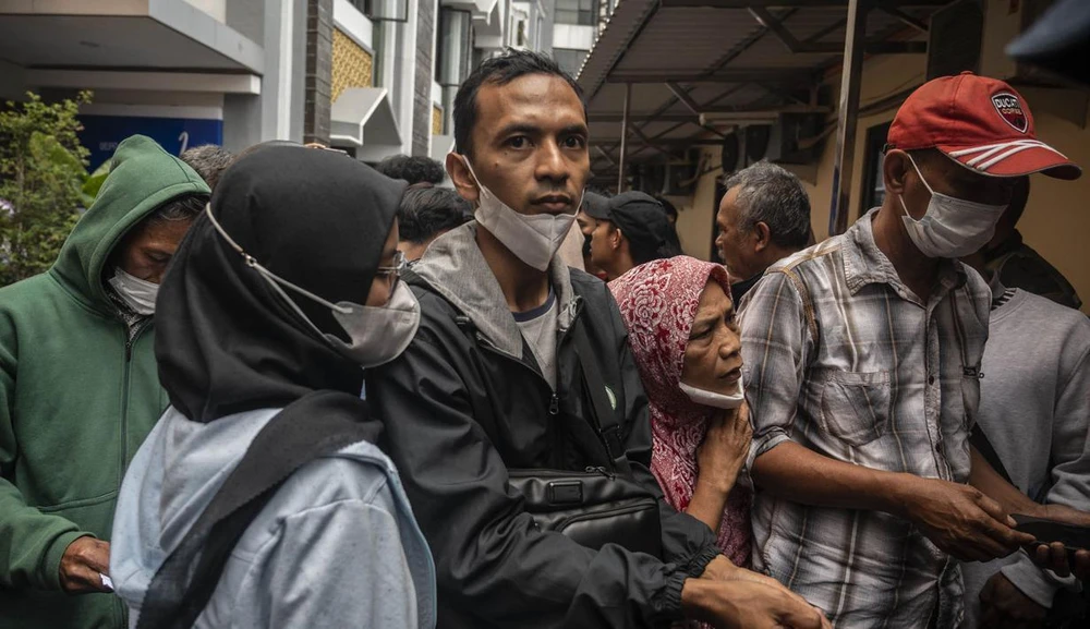 Gia đình các nạn nhân chờ đợi bên ngoài một bệnh viện tại Malang, Đông Java. ẢNH: BOLA