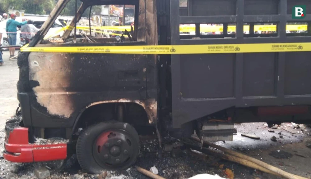 Những chiếc xe cháy trơ khung. ẢNH: BOLA