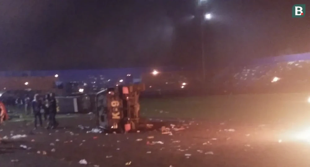 Xe của lực lượng chức năng bị lật nghiêng. ẢNH: BOLA