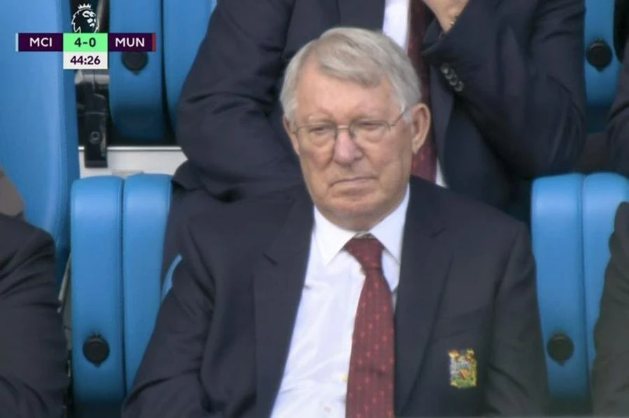 ... trên khán đài, Sir Alex Ferguson thể hiện khuôn mặt đau khổ. ẢNH: VIAPLAY