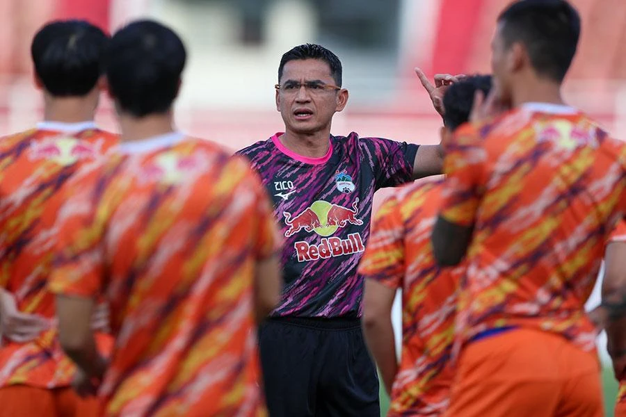 HLV Vũ Tiến Thành dẫn dắt đội cuối bảng TP.HCM đến sân Pleiku với mục tiêu kiếm điểm trước thầy trò HLV Kiatisak.