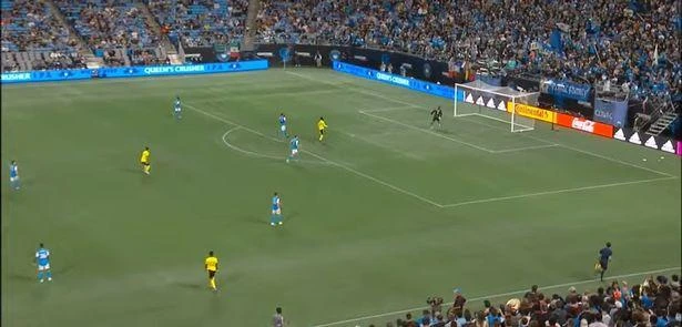 ... bóng bay vào lưới từ khoảng cách 56m. ẢNH: MIRROR