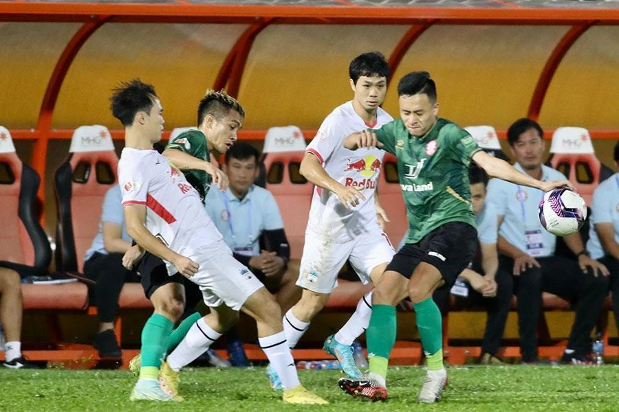 Tuổi 28, nhiều cầu thủ nhà bầu Đức lo ra khi cuối năm sẽ hết hợp đồng.