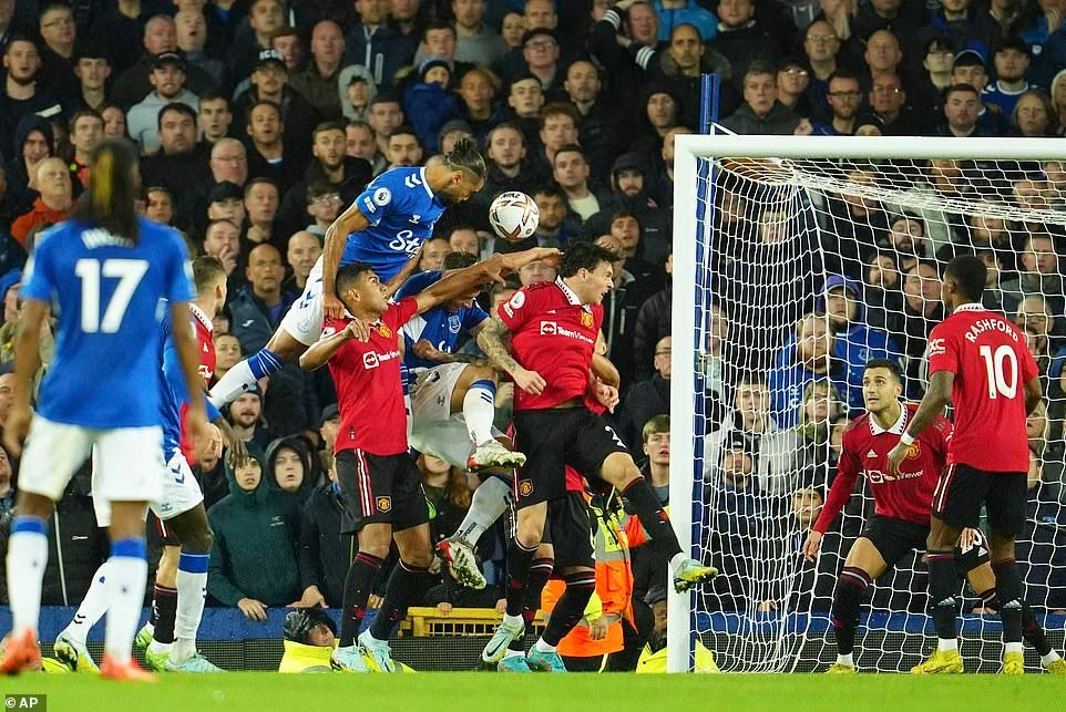 MU sống trong lo lắng trước sức ép của Everton trong những phút cuối trận. ẢNH: AP