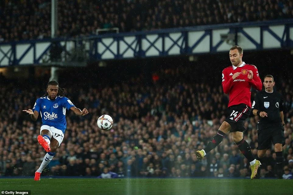 Iwobi trừng phạt sai lầm của MU. ẢNH: GETTY