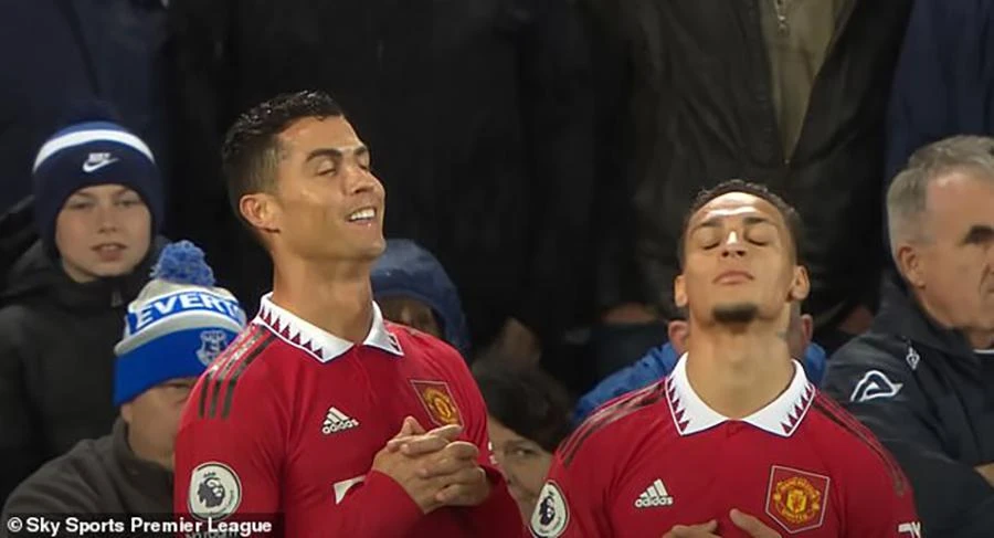 Ronaldo cùng Antony đang tạo nên một trend mới về cách ăn mừng bàn thắng. ẢNH: SKY SPORTS