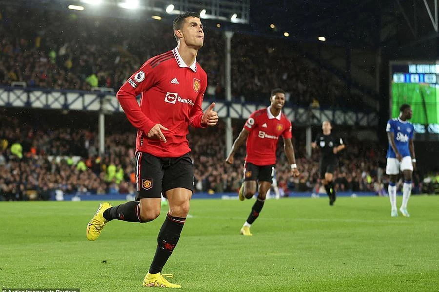 Ronaldo ăn mừng bàn thắng đầu tiên ở Premier League 2022 - 2023. ẢNH: REUTERS