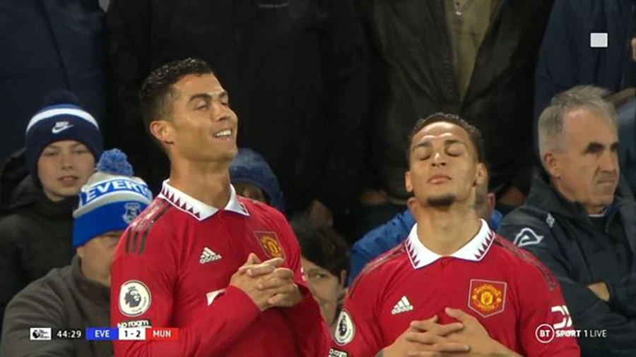 Ronaldo và Antony cùng nhau tạo nên màn ăn mừng bàn thắng thành Trend gây sốt mạng xã hội. ẢNH: BT SPORTS