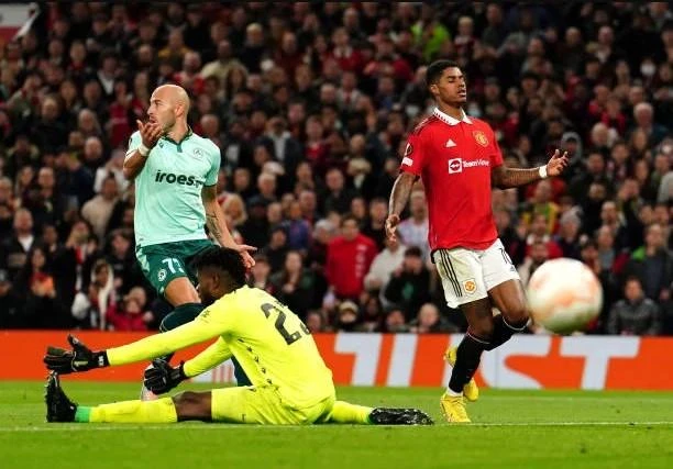 Hàng công của MU vô duyên trước khung thành của Omonia. Ảnh: Getty