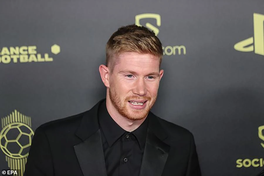 Kevin De Bruyne giành quả bóng đồng. ẢNH: EPA