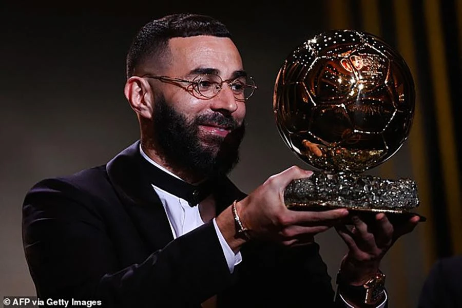 Benzema với quả bóng vàng. ẢNH: GETTY