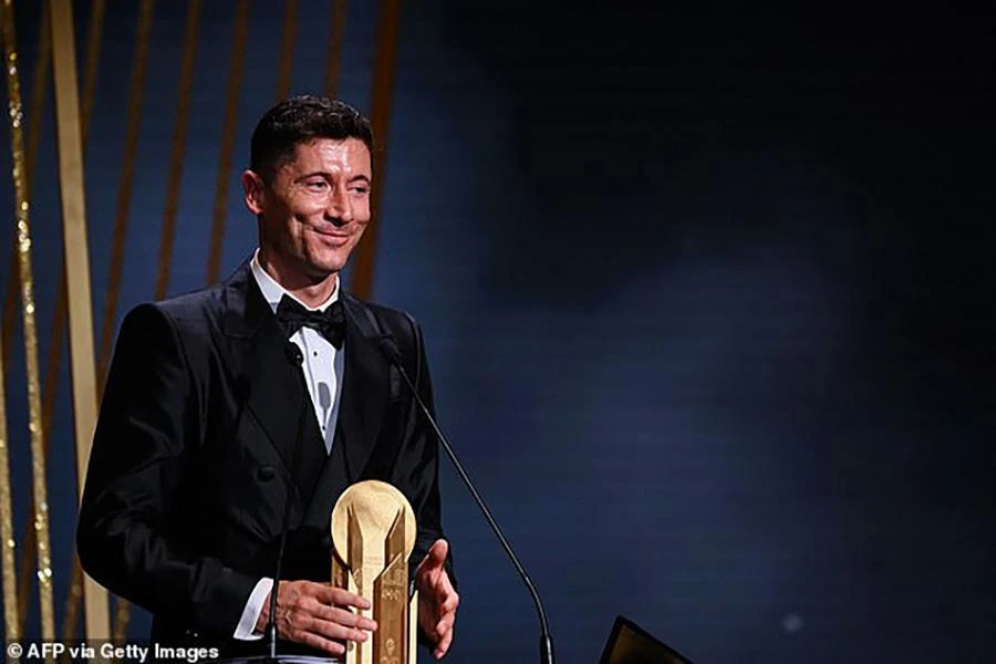Robert Lewandowski giành giải Gerd Muller cho vua phá lưới. ẢNH: GETTY