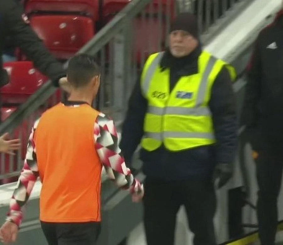 Ronaldo đi thẳng vào đường hầm.