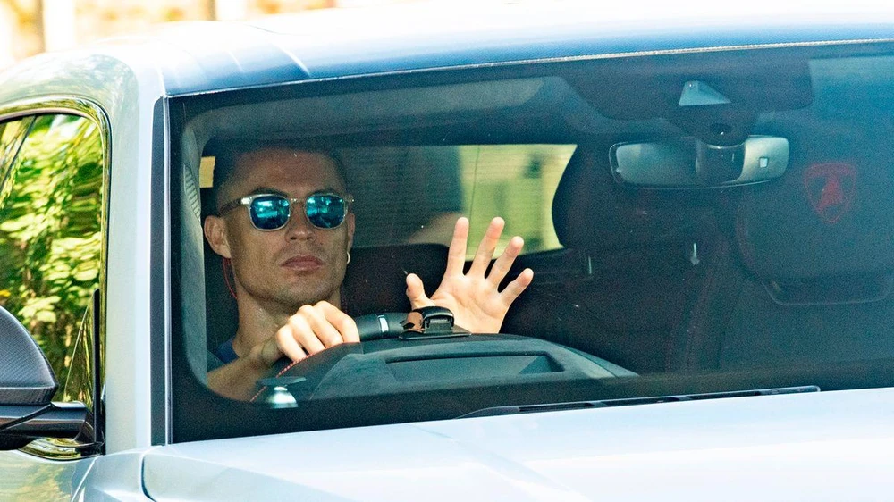 Ronaldo liệu đã sẵn sàng rời Old Trafford đến Atletico Madrid? ẢNH: MIRROR