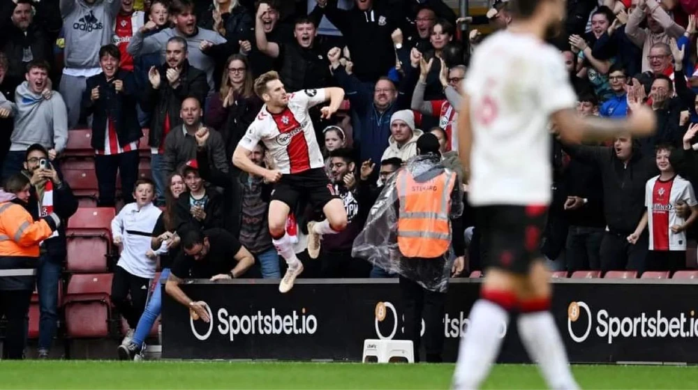 Armstrong giữ lại 1 điểm quý giá cho Southampton. Ảnh: Getty