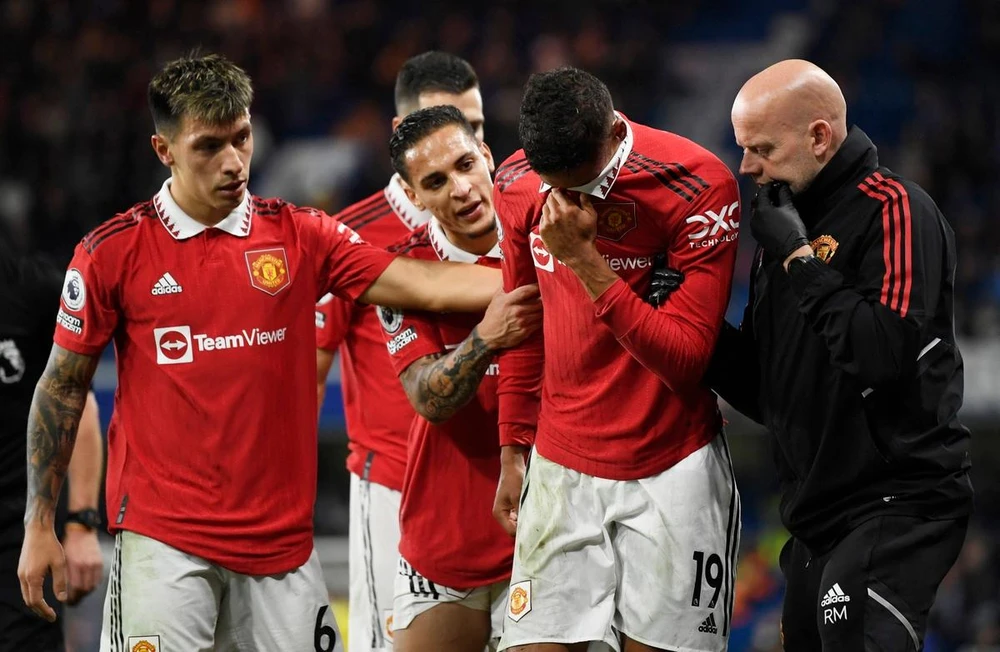 Lịch thi đấu quá dày đặc khiến các cầu thủ mệt mỏi. Trong ảnh, Varane bật khóc khi dính chấn thương trước World Cup. Ảnh: GETTY