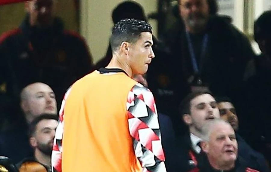 Ronaldo 'quay lưng' với MU, tự ý bỏ ra về trước khi trận đấu với Tottenham kết thúc. ẢNH: REX