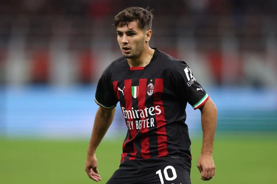 ... nhưng đang chơi cho AC Milan dưới dạng cho mượn. ẢNH: DAILY STAR