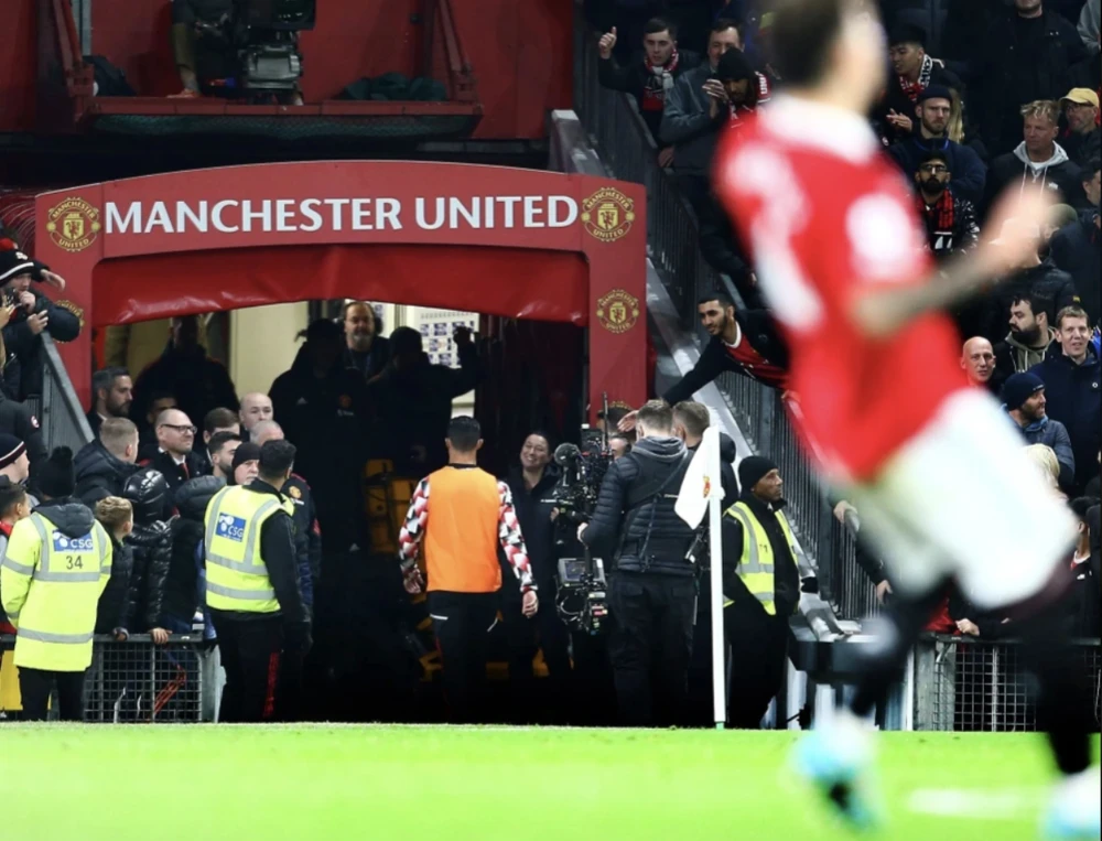 Ronaldo tự ý đi vào đường hầm rời sân trước khi trận đấu giữa MU và Tottenham trên sân Old Trafford kết thúc. ẢNH: REX