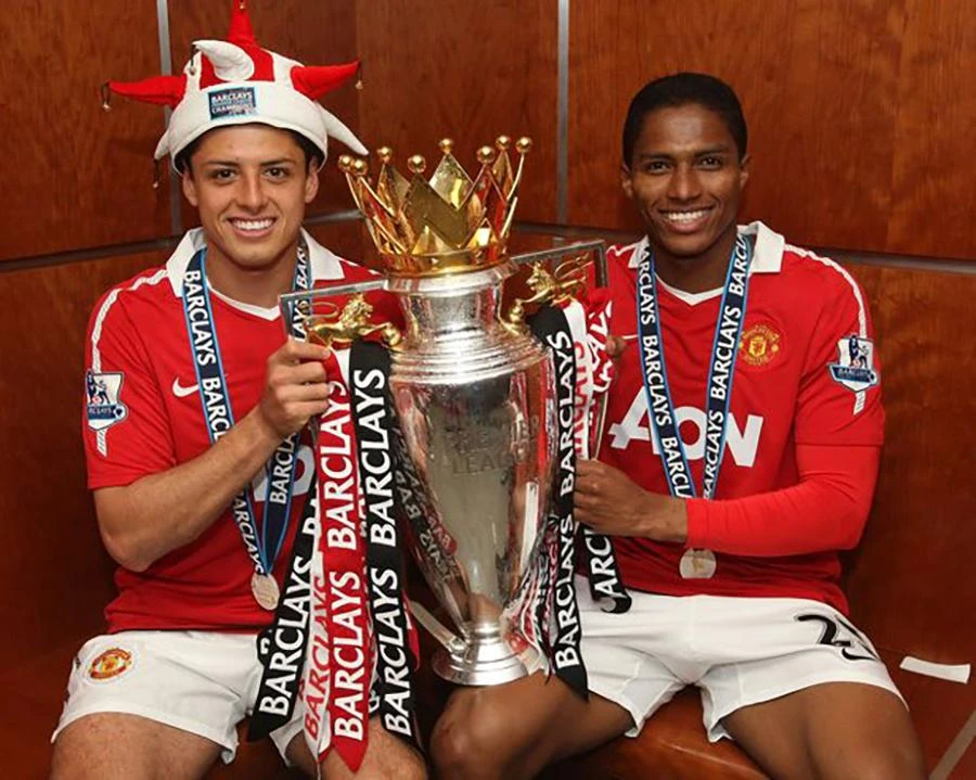 Tiền đạo người Mexico Chicharito (trái) giành 2 Premier League ở Man United. ẢNH: GETTY Tiền đạo người Mexico Chicharito (trái) giành 2 Premier League ở Man United. ẢNH: GETTY