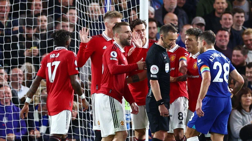 Các cầu thủ MU quây lấy trọng tài phản đối. ẢNH: GETTY