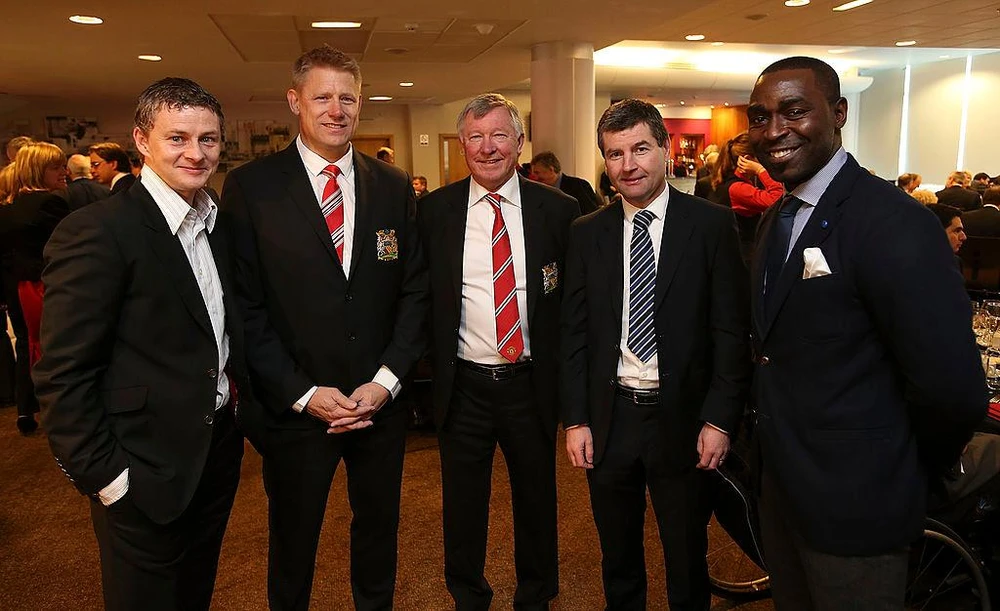 Denis Irwin đứng cạnh Sir Alex Ferguson (bên phải) bên cạnh những cầu thủ huyền thoại khác của MU là Ole Gunnar Solskjaer, Andy Cole và Peter Schmeichel. ẢNH: GETTY Denis Irwin đứng cạnh Sir Alex Ferguson (bên phải) bên cạnh những cầu thủ huyền thoại khác của MU là Ole Gunnar Solskjaer, Andy Cole và Peter Schmeichel. ẢNH: GETTY