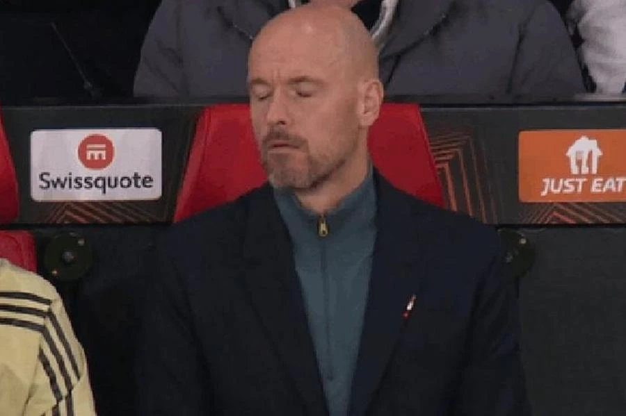 Truyền hình bắt được khoảnh khắc Ten Hag lắc đầu ngán ngẩm trước hành động thể hiện của Antony. ẢNH: BT SPORTS