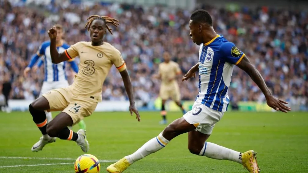 Hàng thủ Chelsea liên tiếp mắc sai lầm. Ảnh: Getty